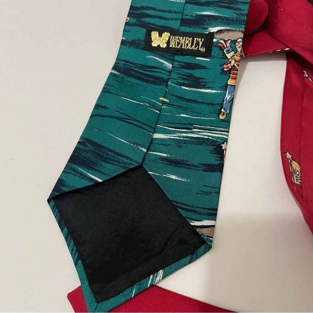 Vintage Wembley Silk Christmas Holiday Santa Golf Necktie Dress Career Mens Tie
